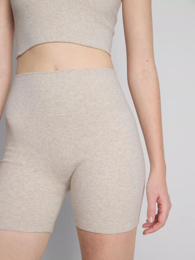 Saumattomat, ribbineulotut urheilushortsit