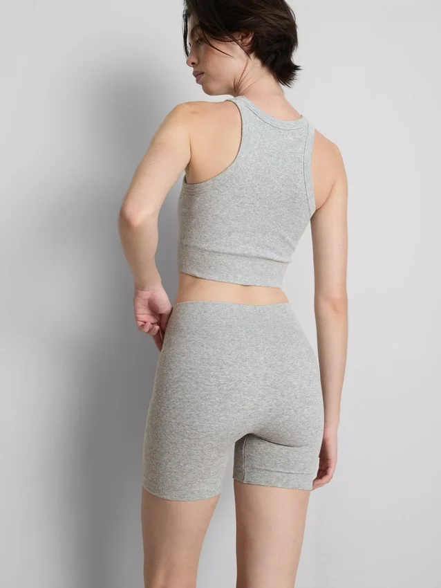 Saumattomat, ribbineulotut urheilushortsit