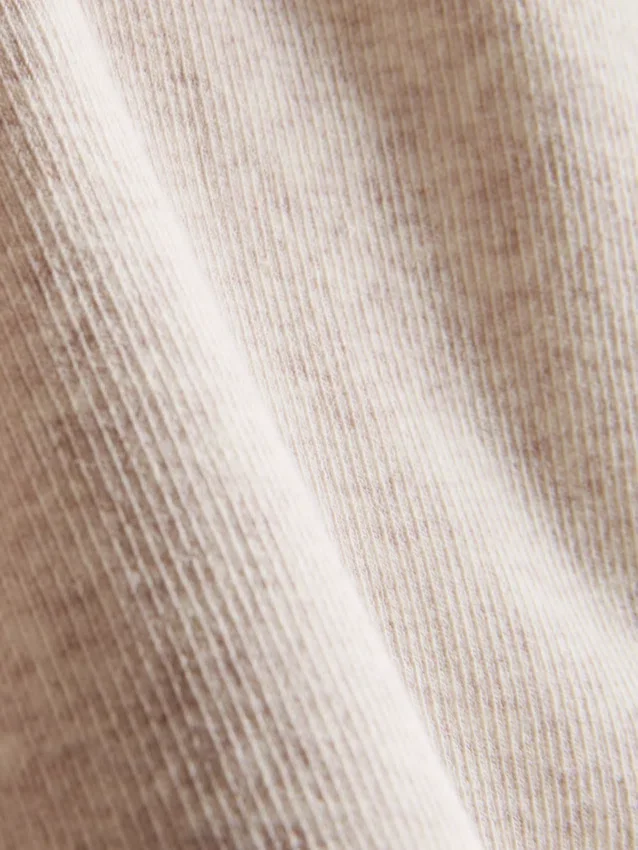 Saumattomat, ribbineulotut urheilushortsit