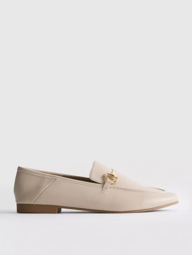 Snaffle-yksityiskohdalla varustetut loaferit