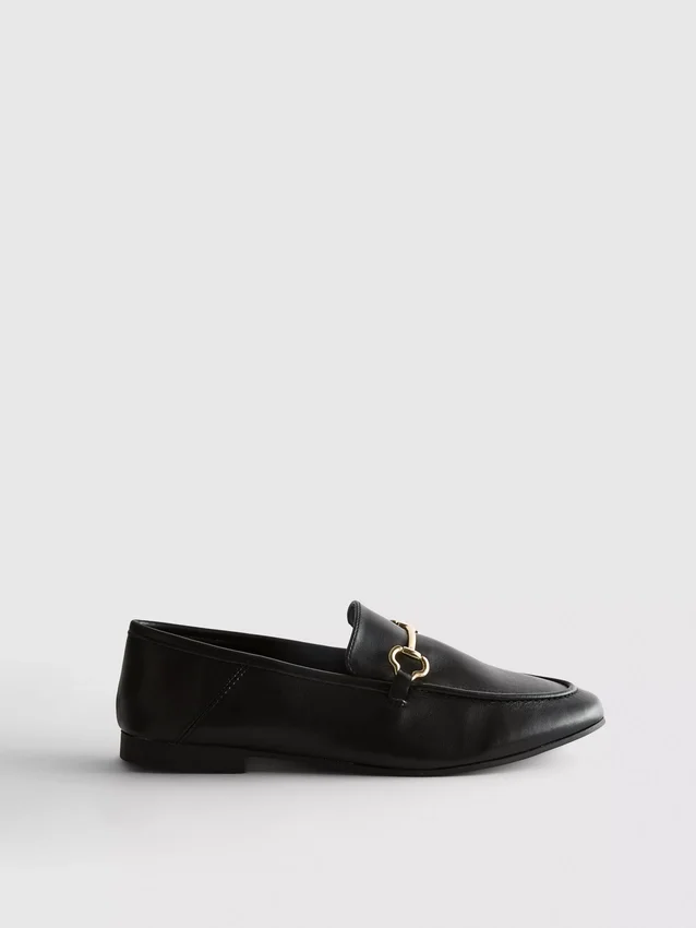 Snaffle-yksityiskohdalla varustetut loaferit