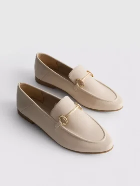 Snaffle-yksityiskohdalla varustetut loaferit