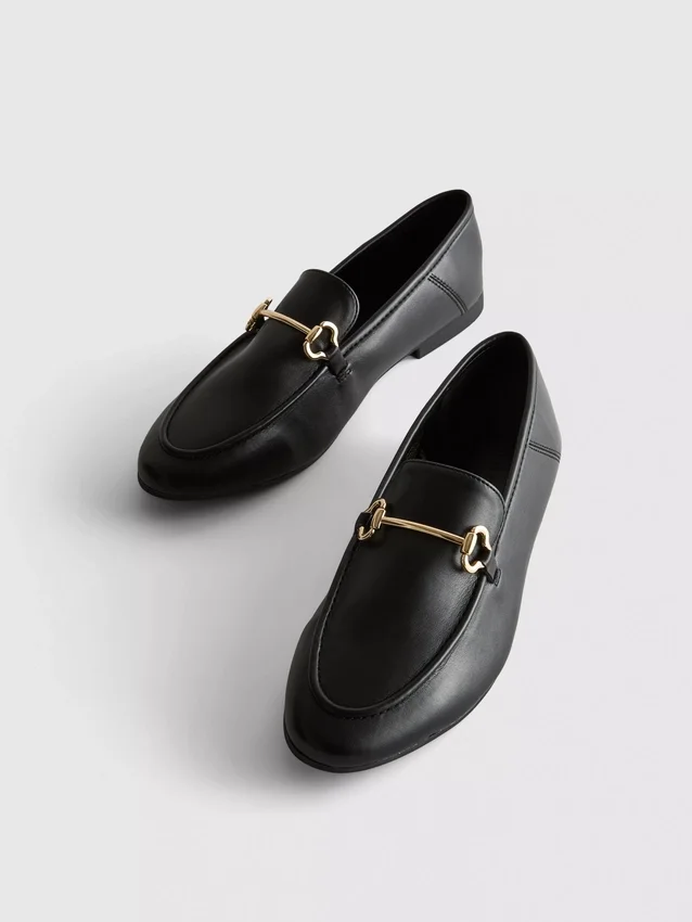 Snaffle-yksityiskohdalla varustetut loaferit