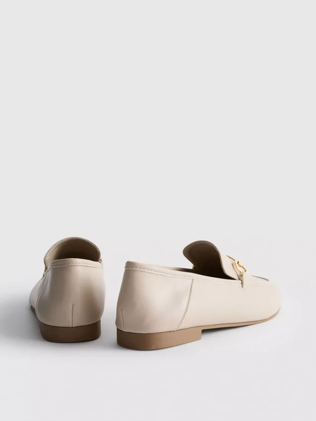 Snaffle-yksityiskohdalla varustetut loaferit