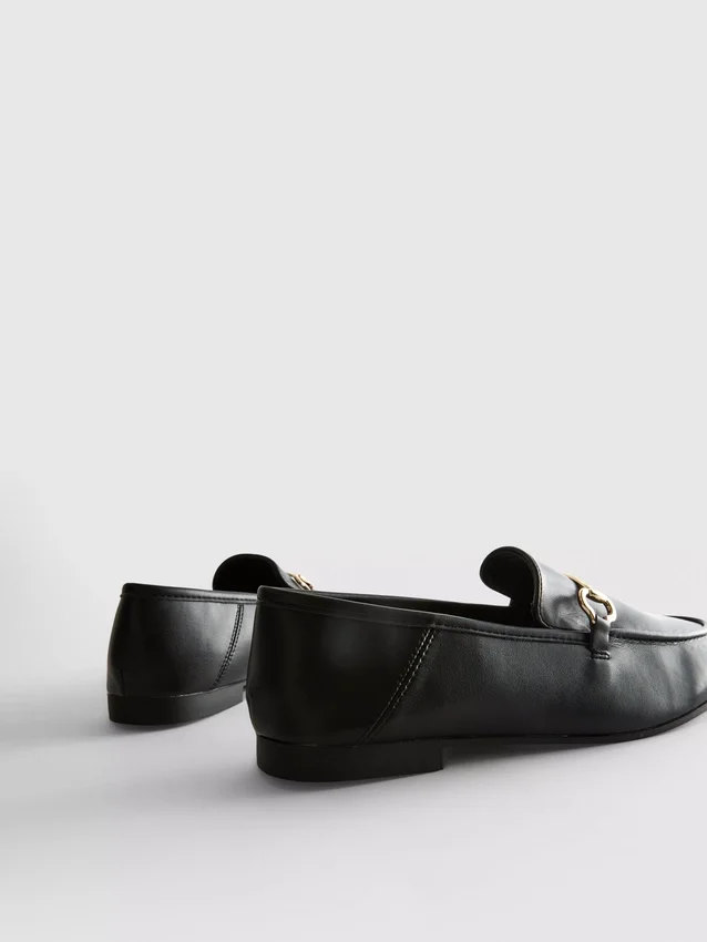 Snaffle-yksityiskohdalla varustetut loaferit
