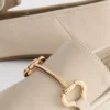 Snaffle-yksityiskohdalla varustetut loaferit