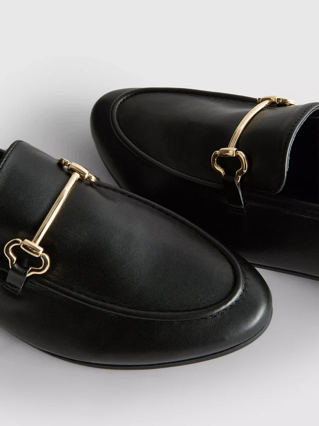 Snaffle-yksityiskohdalla varustetut loaferit