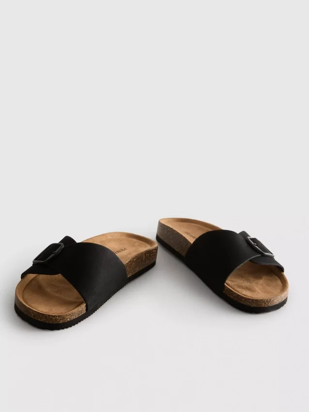 Soljilla varustetut muuli-sandaalit