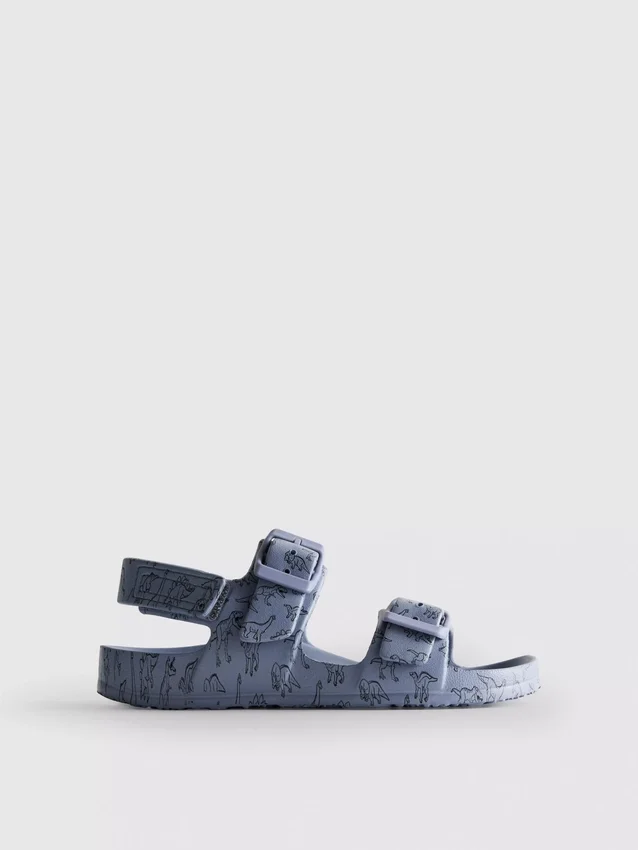 Soljilla varustetut sandaalit