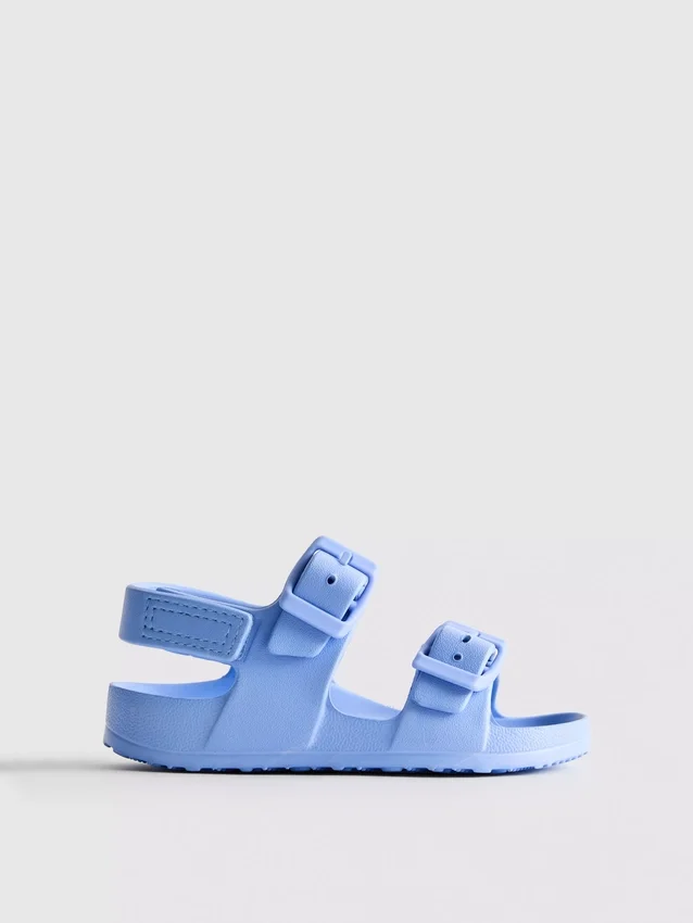Soljilla varustetut sandaalit