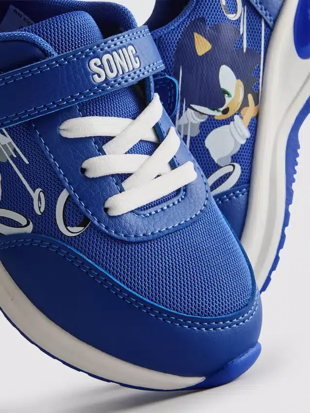 Sonic the Hedgehog -valoa heijastavat tennarit