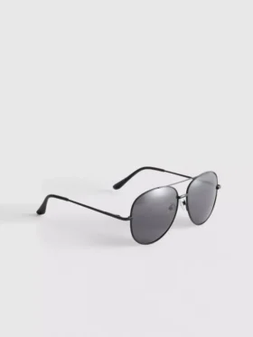 Sävytetyt aviator-aurinkolasit