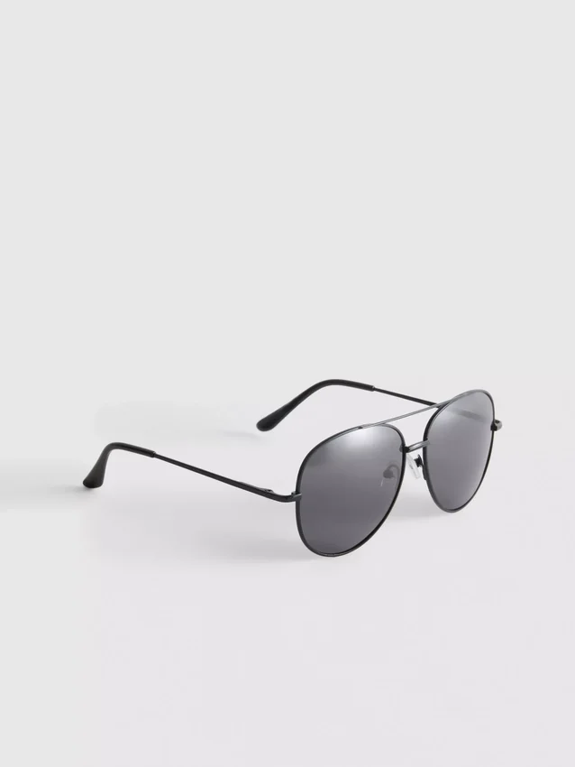 Sävytetyt aviator-aurinkolasit