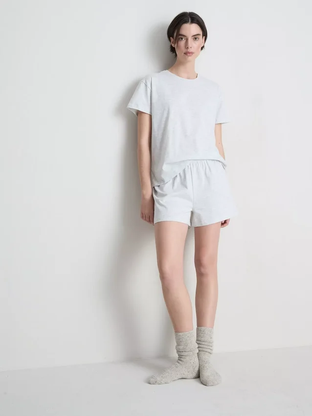 T-paita- ja shortsipyjama
