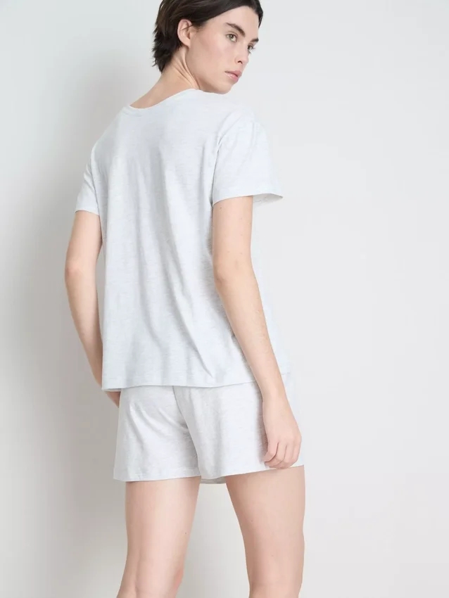 T-paita- ja shortsipyjama