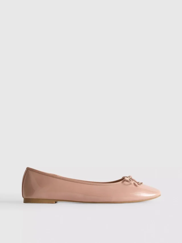 Tekonahkaiset ballerina-matalat kengät rusetilla