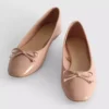Tekonahkaiset ballerina-matalat kengät rusetilla