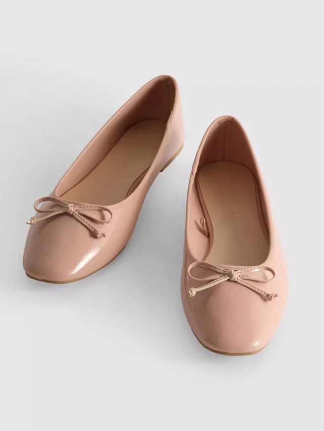 Tekonahkaiset ballerina-matalat kengät rusetilla