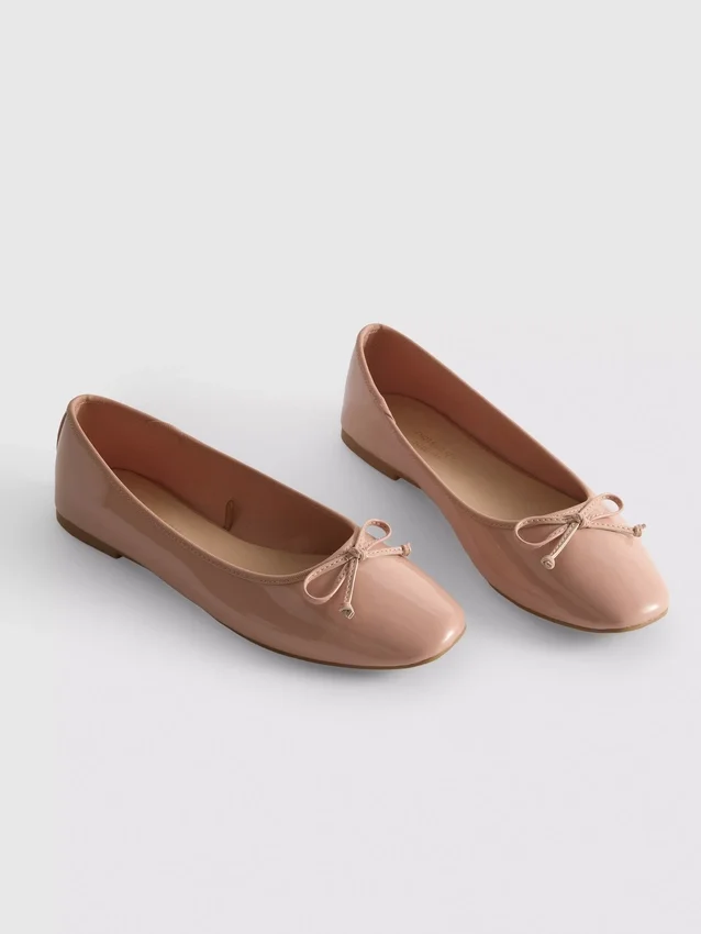 Tekonahkaiset ballerina-matalat kengät rusetilla