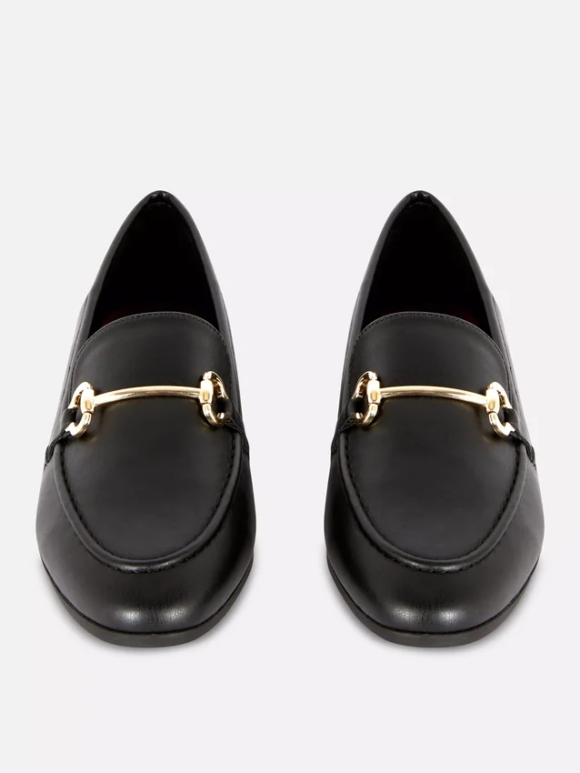 Tekonahkaiset soljelliset loaferit
