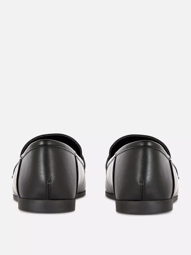 Tekonahkaiset soljelliset loaferit