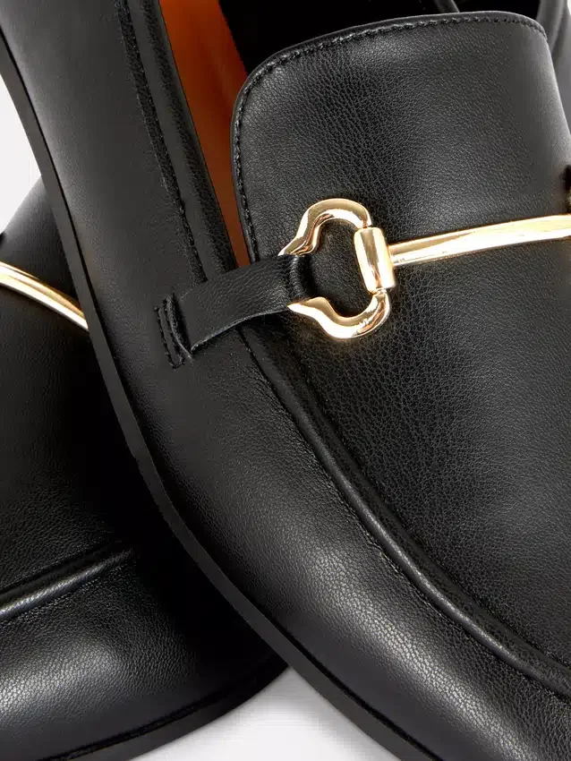 Tekonahkaiset soljelliset loaferit