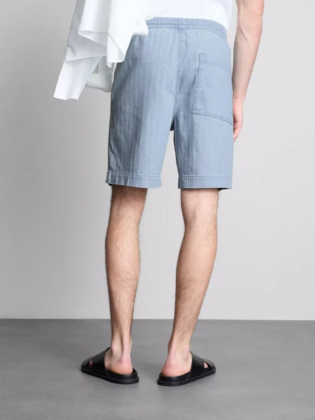 Teksturoidut denimshortsit, joissa on kiristysnauha