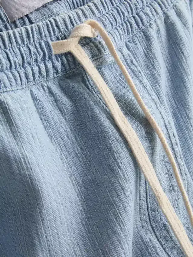 Teksturoidut denimshortsit, joissa on kiristysnauha
