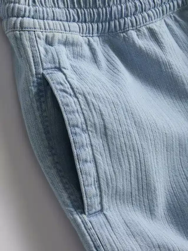 Teksturoidut denimshortsit, joissa on kiristysnauha