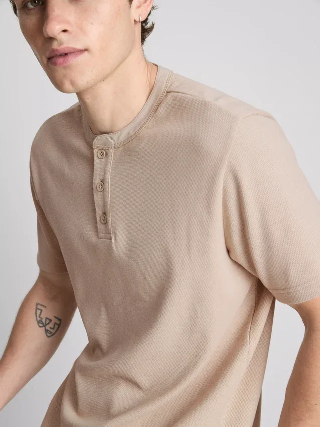 Teksturoitu henley-t-paita