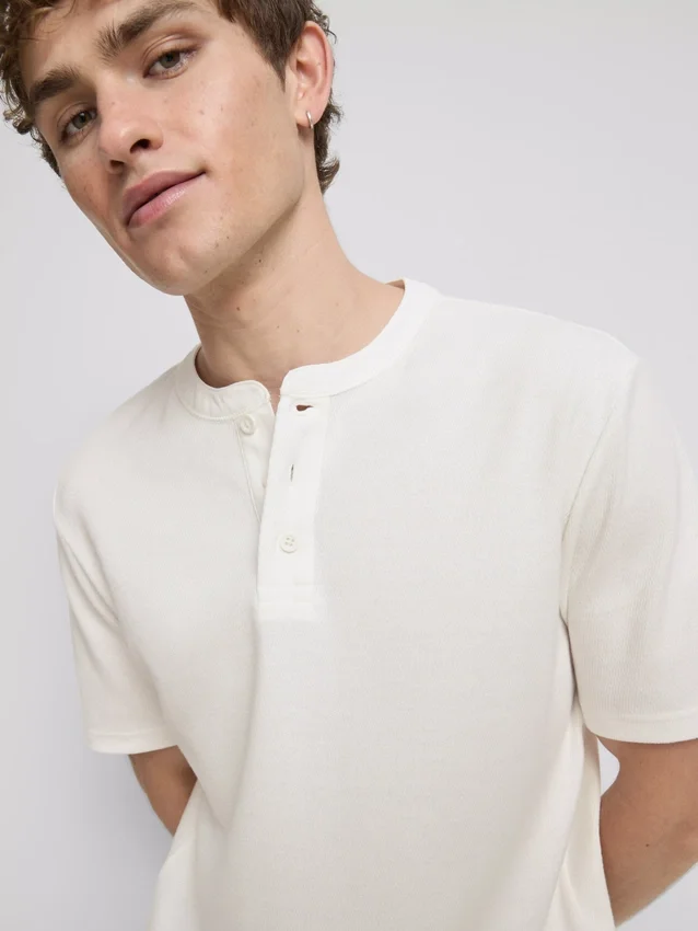 Teksturoitu henley-t-paita
