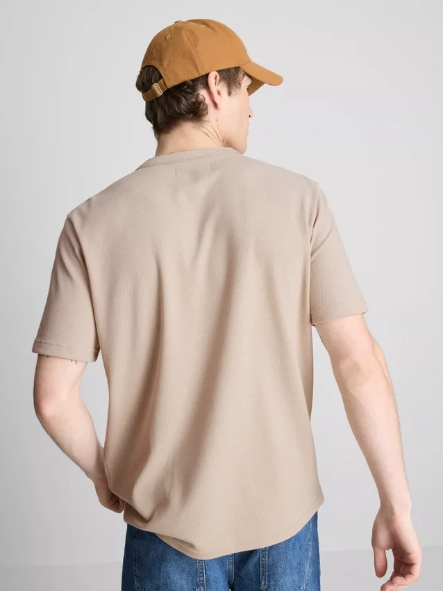 Teksturoitu henley-t-paita
