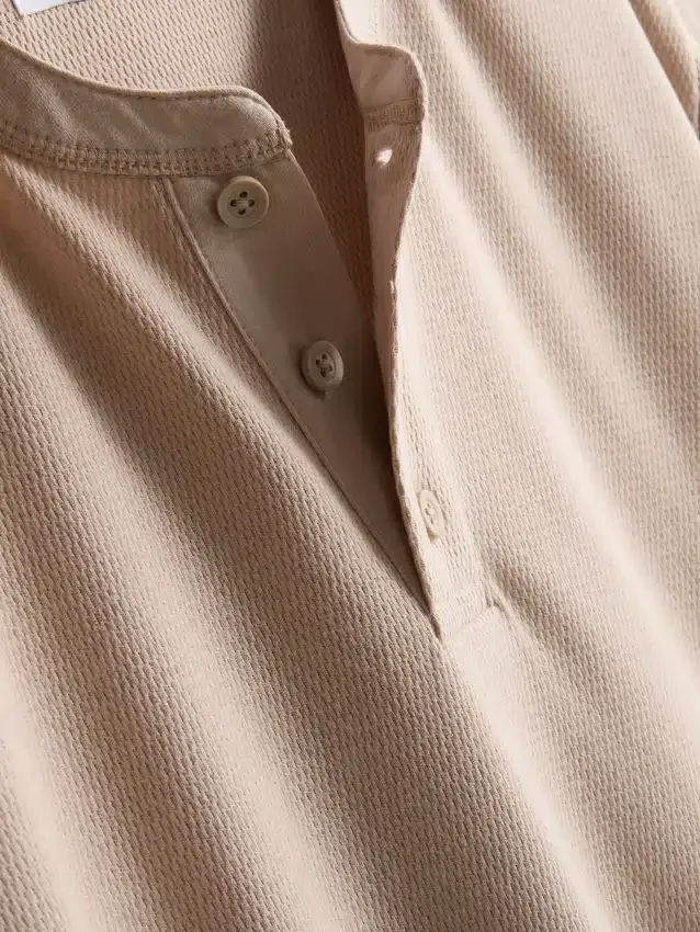 Teksturoitu henley-t-paita