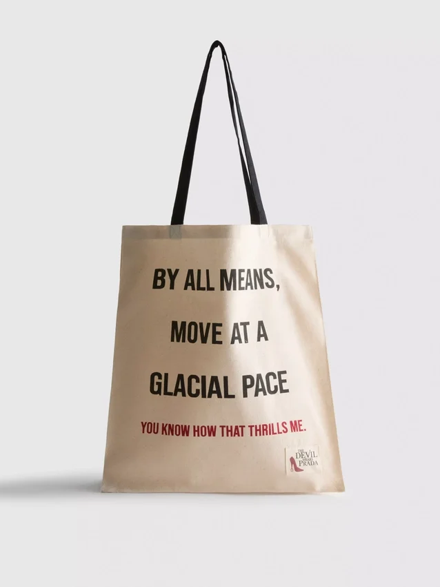 The Devil Wears Prada -kankaasta valmistettu slogan-laukku