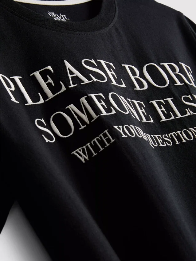 ”The Devil Wears Prada” -sloganilla varustetut lyhyet pyjamat