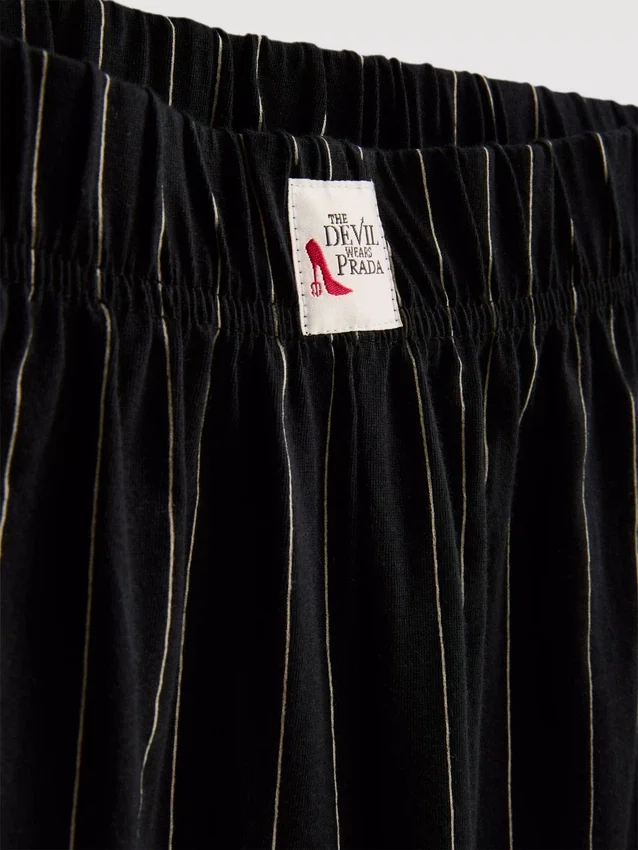 ”The Devil Wears Prada” -sloganilla varustetut lyhyet pyjamat