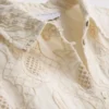 The Edit -kauluspaita, jossa kaareva helma ja broderie-koristeet