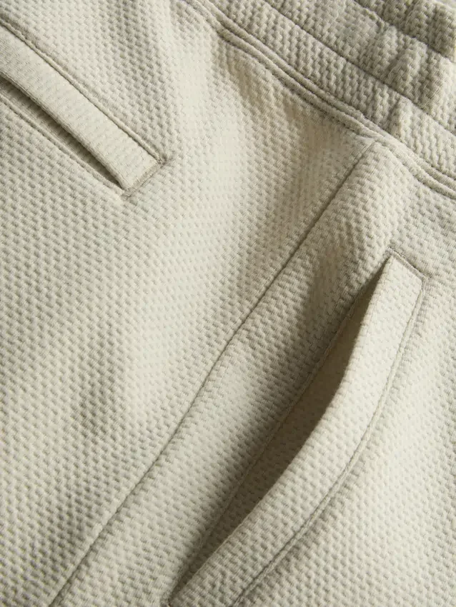 The Edit -teksturoidut shortsit