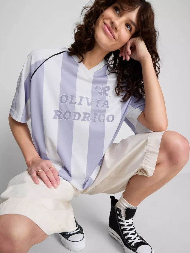 The Primark Scene | Olivia Rodrigon raidallinen jalkapallopaita
