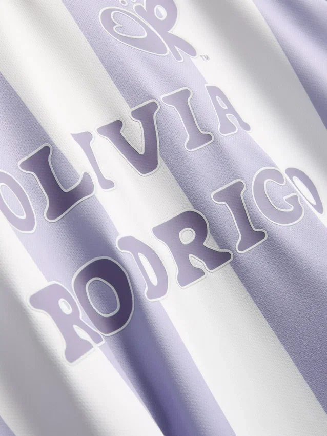 The Primark Scene | Olivia Rodrigon raidallinen jalkapallopaita
