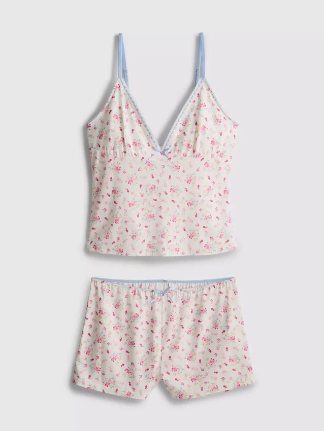 Tiukka cami-toppi ja lyhyet pyjama-shortsit