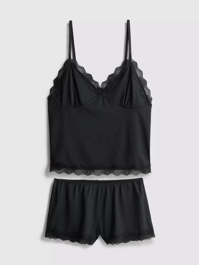 Tiukka cami-toppi ja lyhyet pyjama-shortsit