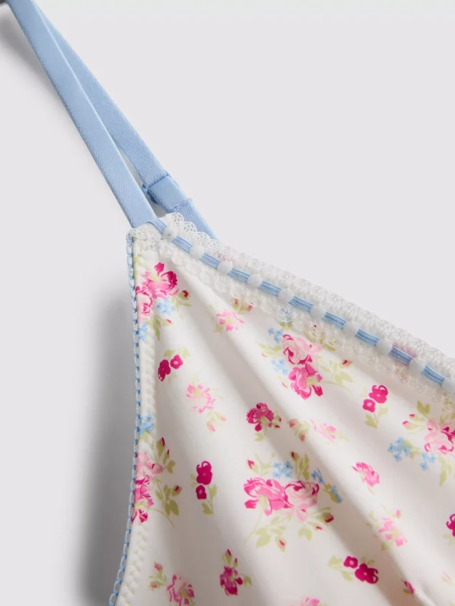 Tiukka cami-toppi ja lyhyet pyjama-shortsit