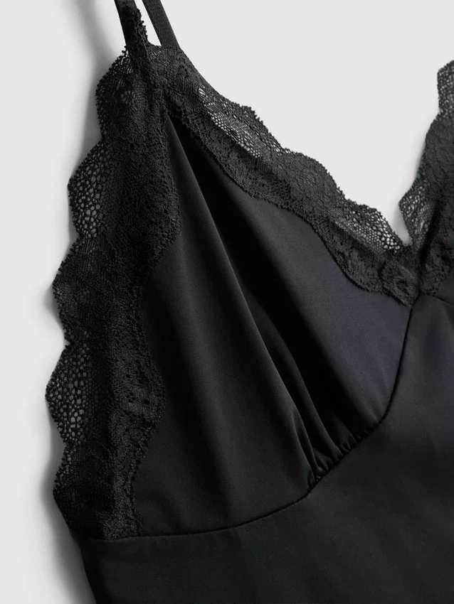 Tiukka cami-toppi ja lyhyet pyjama-shortsit
