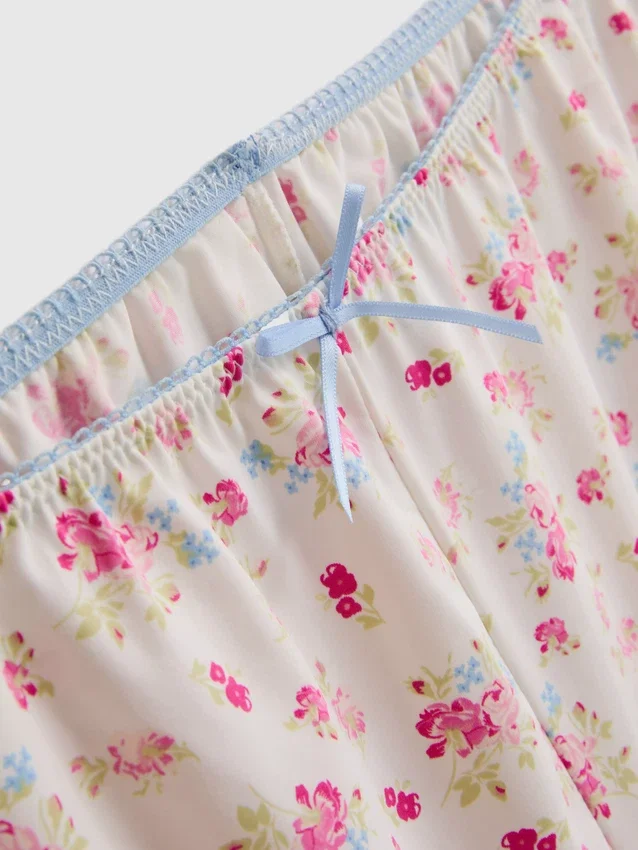 Tiukka cami-toppi ja lyhyet pyjama-shortsit