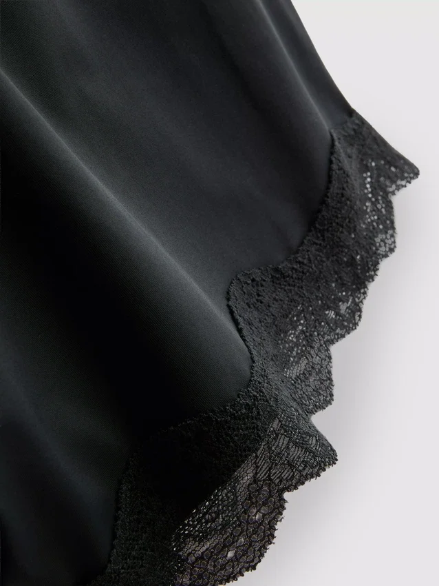 Tiukka cami-toppi ja lyhyet pyjama-shortsit