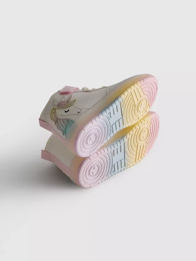 Unicorn-valoa heijastavat korkeavartiset tennarit