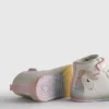 Unicorn-valoa heijastavat korkeavartiset tennarit