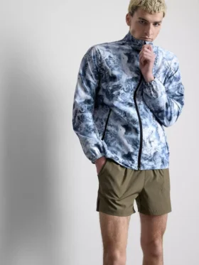 Urheilullinen vetoketjullinen suppilokauluksinen takki