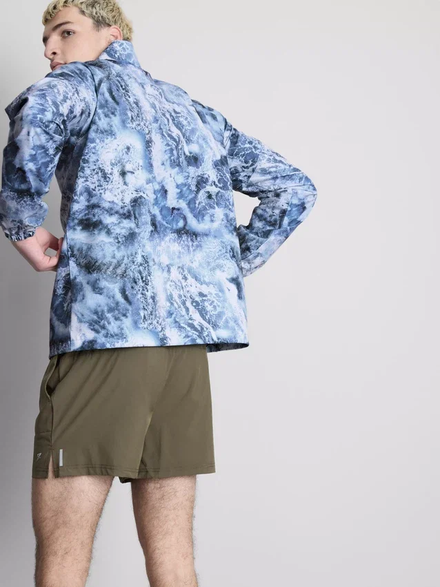 Urheilullinen vetoketjullinen suppilokauluksinen takki